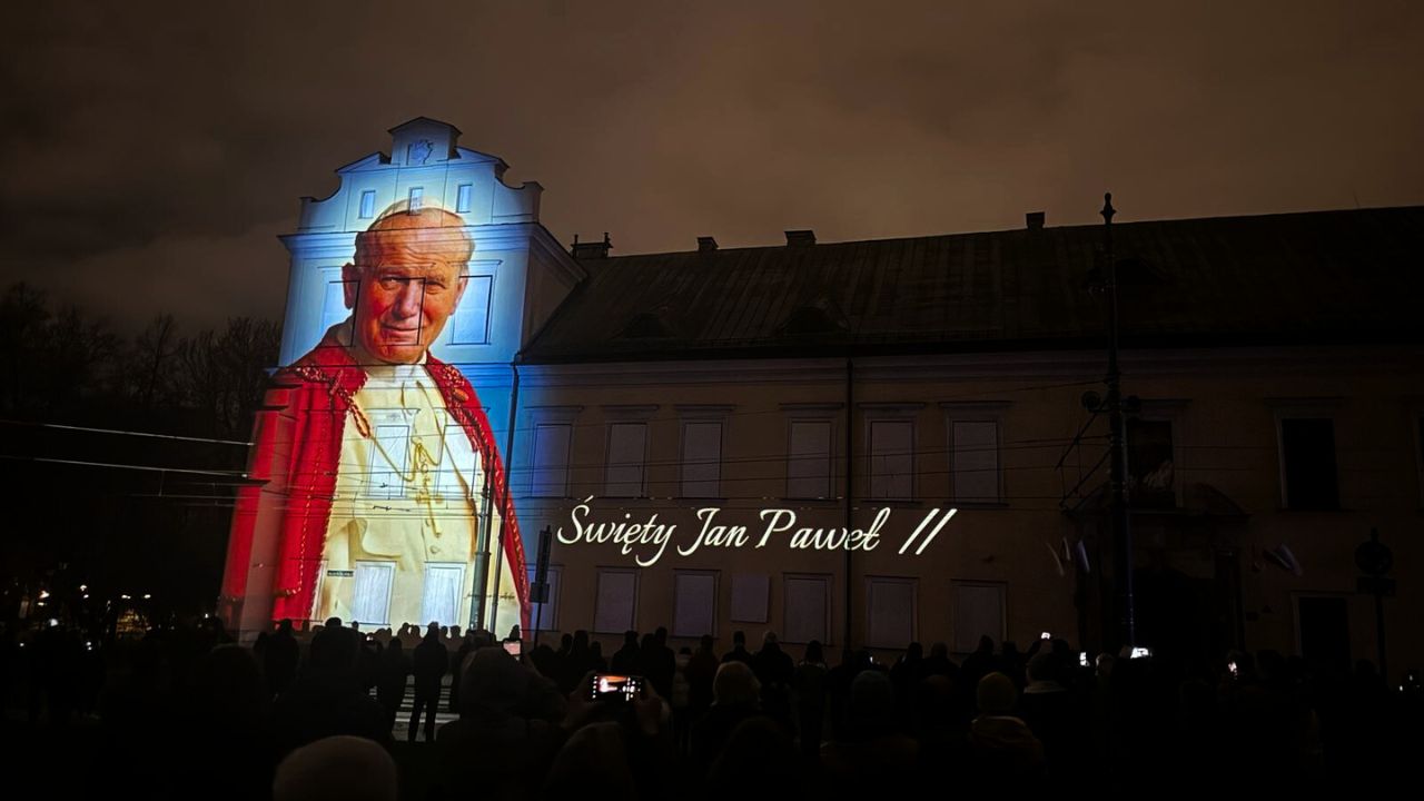You are currently viewing Wdzięczni JP2 czuwanie pod oknem Papieskim